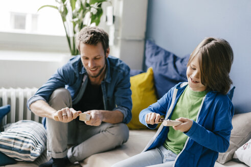 Vater und Sohn schnitzen gemeinsam zu Hause - KNSF03593