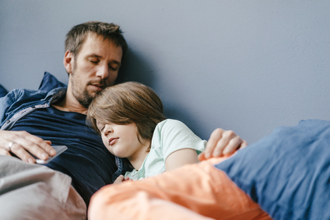 Vater und Sohn schlafen zu Hause, lizenzfreies Stockfoto