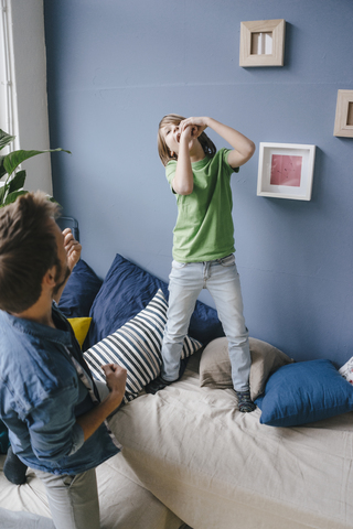 Verspielter Vater und Sohn zu Hause, lizenzfreies Stockfoto