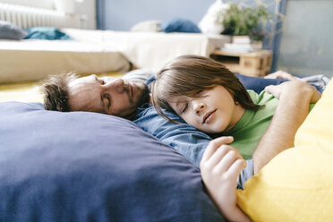 Father and son sleeping at home - KNSF03626