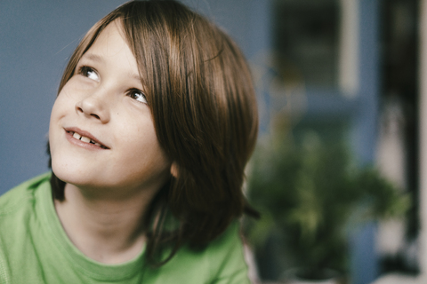 Porträt eines lächelnden Jungen mit Blick nach oben, lizenzfreies Stockfoto