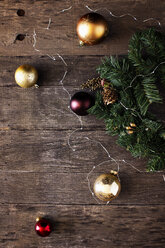 Hohe Winkelansicht von Weihnachtsschmuck auf Holztisch - CAVF27593