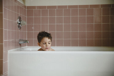 Junge in der Badewanne zu Hause - CAVF27630