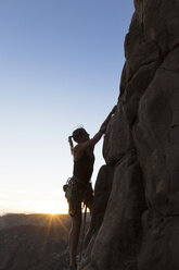 Wanderer beim Bergsteigen gegen den klaren Himmel bei Sonnenuntergang - CAVF27637