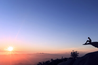 Frau sitzend auf dem Mt. Woodson gegen den Himmel - CAVF27638