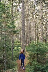 Mädchen läuft auf unbefestigtem Weg im Wald - CAVF27734