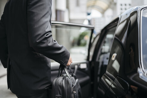 Midsection Seitenansicht der Geschäftsmann in ein Taxi auf der Straße Stadt - CAVF27749