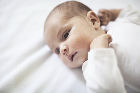 Hohe Winkel Ansicht der niedlichen Baby-Mädchen im Bett liegend - CAVF27794