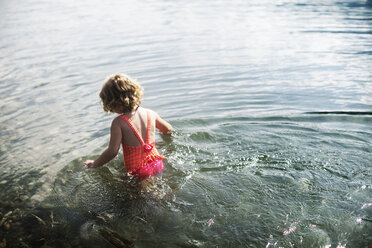 Rückansicht eines Mädchens im Meer an einem sonnigen Tag - CAVF27797