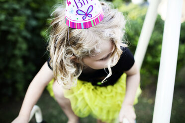 Hohe Winkel Ansicht des Mädchens trägt Partei Hut beim Spielen auf dem Spielplatz - CAVF27800