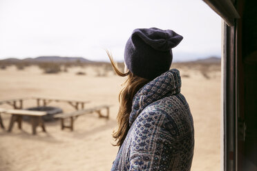 Seitenansicht einer Frau in warmer Kleidung im Joshua Tree National Park - CAVF27807