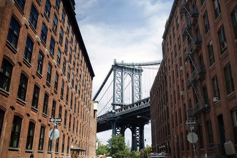 Niedriger Winkel Ansicht der Brooklyn-Brücke und Gebäude in der Stadt gegen den Himmel, lizenzfreies Stockfoto