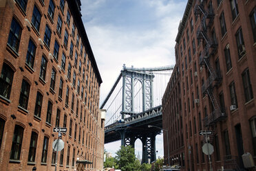 Niedriger Winkel Ansicht der Brooklyn-Brücke und Gebäude in der Stadt gegen den Himmel - CAVF27817