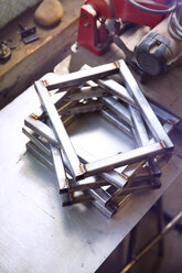 Hochformatige Ansicht von metallischen Schieferplatten auf einem Tisch in einer Werkstatt - CAVF27850