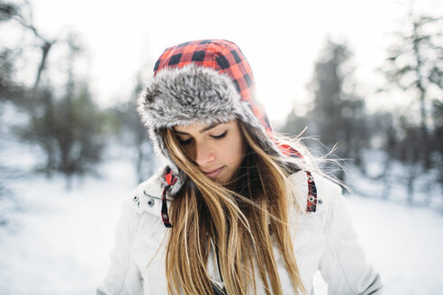 Nahaufnahme einer Frau mit Pelzmütze auf einem schneebedeckten Feld - CAVF27919