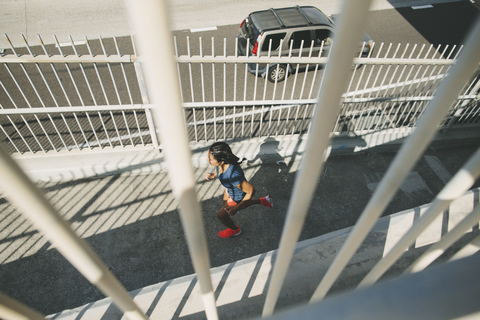 Hohe Winkel Ansicht der Frau läuft auf Fußgängerbrücke, lizenzfreies Stockfoto