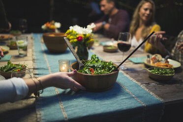 Freunde sitzen bei einer Dinnerparty am Tisch - CAVF28011