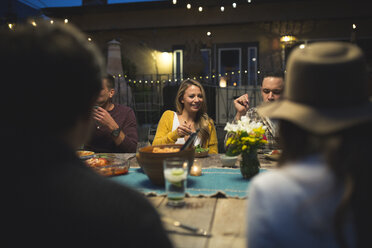 Freunde beim Abendessen im Innenhof - CAVF28014