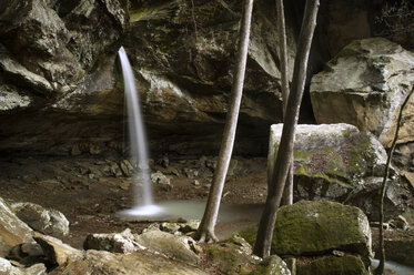 Wasser fließt durch Felsen im Wald - CAVF28063