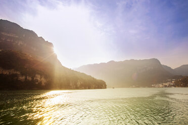 Scenic view of Yangtze River and mountains against sky - CAVF28067