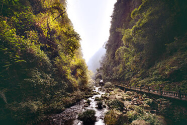 Blick auf einen Fluss inmitten von Bergen in Hubei - CAVF28071