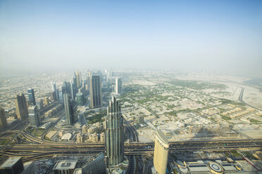 Luftaufnahme des Stadtbilds gegen den Himmel bei nebligem Wetter vom Burj Khalifa - CAVF28086