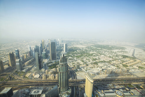 Luftaufnahme des Stadtbilds gegen den Himmel bei nebligem Wetter vom Burj Khalifa - CAVF28086