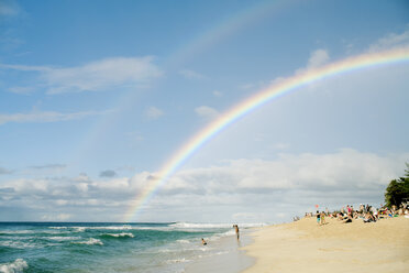 Idyllischer Blick auf Regenbogen über Strand gegen Himmel - CAVF28106