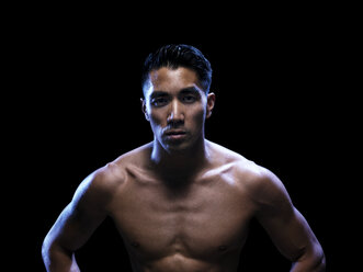 Porträt eines selbstbewussten Kickboxers vor schwarzem Hintergrund - CAVF28148