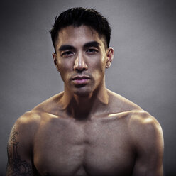 Porträt eines selbstbewussten Kickboxers vor grauem Hintergrund - CAVF28156