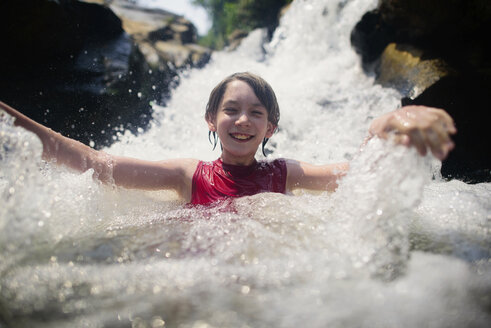 Glücklicher Junge genießt die Bua Thong Wasserfälle - CAVF28308