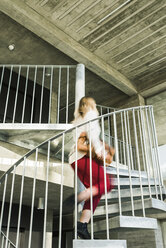 Geschäftsfrau eilt die Treppe hinauf - UUF13124