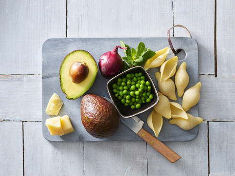 Zutaten für Nudeln mit Avocadosauce, Erbsen und Parmesan, lizenzfreies Stockfoto