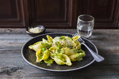 Conchiglioni Rigati mit Avocadosauce, Erbsen und Parmesan, lizenzfreies Stockfoto