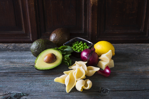 Zutaten für Nudeln mit Avocadosauce, Erbsen und Parmesan, lizenzfreies Stockfoto