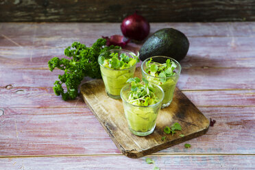 Gläser mit Avocadocreme mit Chiliflocken, Kresse und Petersilie - KSWF01860