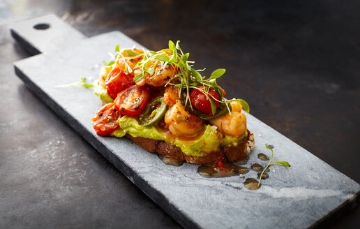 Crostini mit Shrimps und Tomaten, geröstetes Brot, Kräuter, Avocadocreme, süße Chilisauce, Jalapenos, Kresse - KSWF01865