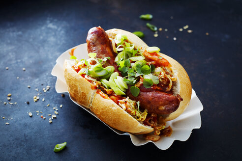 Asiatischer Hot Dog, Bratwurst, pikanter Chinakohl, scharfe Chilisauce, Frühlingszwiebeln, Kresse, Brötchen - KSWF01868