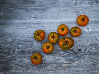 Kumato-Tomaten auf Holz - KSWF01880