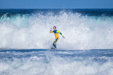 Spanien, Teneriffa, junger Surfer - SIPF01943