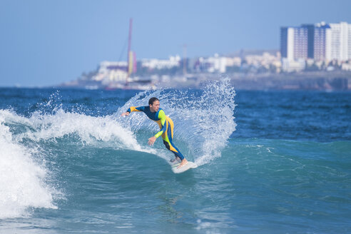 Spanien, Teneriffa, junger Surfer - SIPF01944