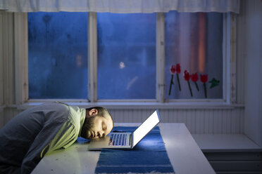 Man sleeping at desk on laptop - FOLF00050