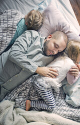 Father sleeping with daughters on bed - FOLF00064