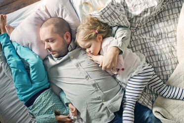 Father sleeping with daughters on bed - FOLF00065