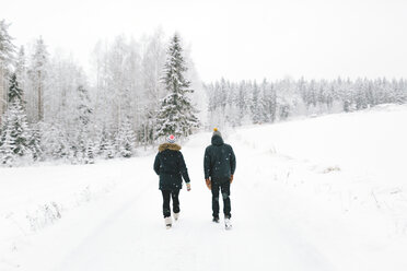 Junges Paar auf schneebedeckter Straße - FOLF00120