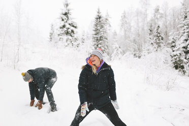 Junges Paar mit Schneeballschlacht - FOLF00123