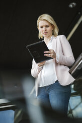 Junge Geschäftsfrau mit digitalem Tablet - FOLF00135