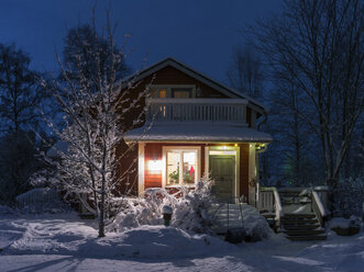 Beleuchtetes Haus im Winter bei Nacht - FOLF00146