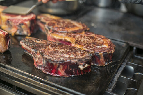 Das Fleisch wird gegrillt - KVF00116