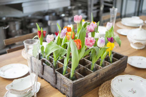 Tischdekoration mit Tulpen, lizenzfreies Stockfoto